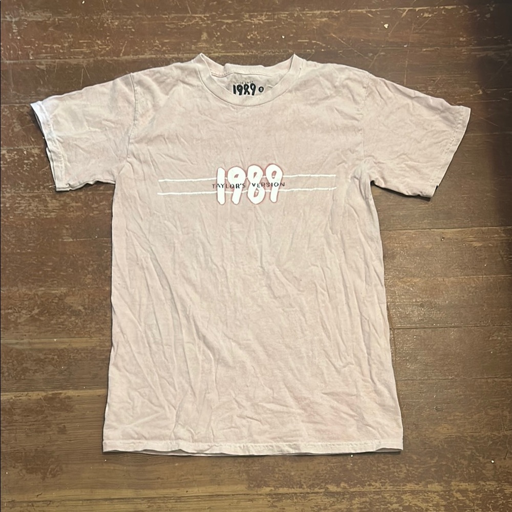 Taylor Swift 1989 Graphic Tee in Soft Pink